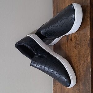 SODA black croc embossed sneakers size 8.5